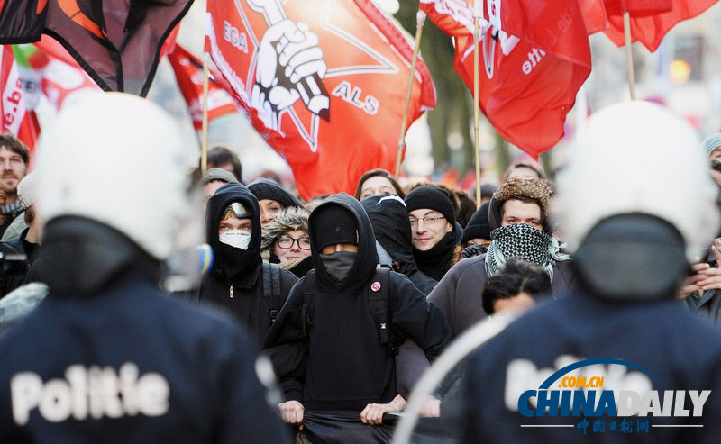 比利時市民點燃火堆抗議歐盟峰會議題