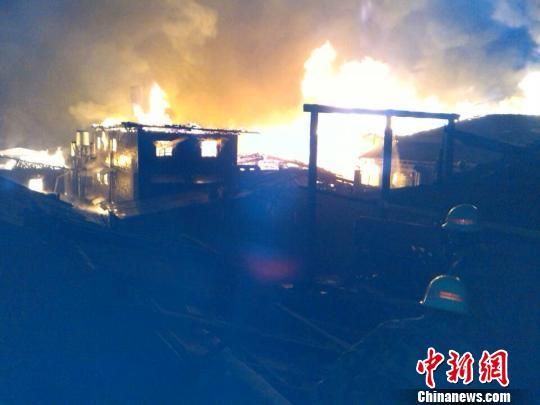云南香格里拉獨克宗古城突發大火 仍在撲救中