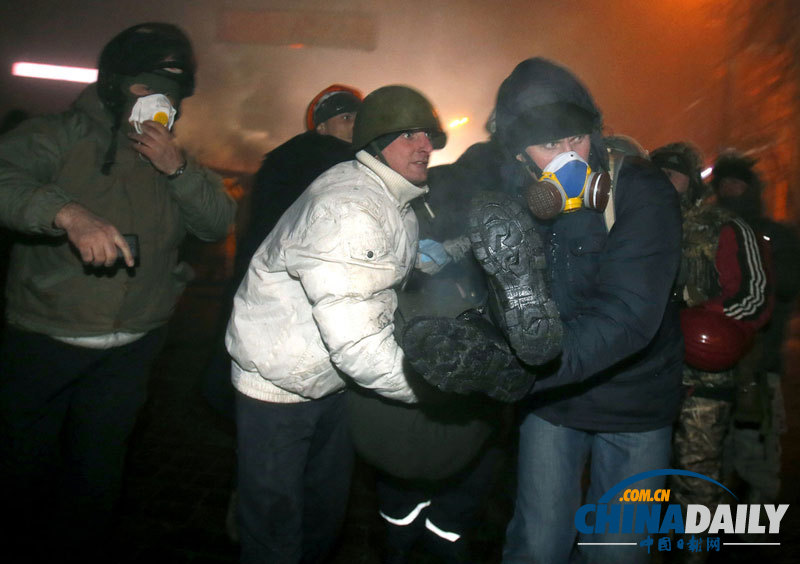 烏克蘭首都騷亂仍在持續(xù) 警方動(dòng)用催淚瓦斯鎮(zhèn)壓 