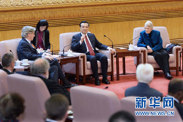 李克強在人民大會堂同在華部分外國專家親切座談