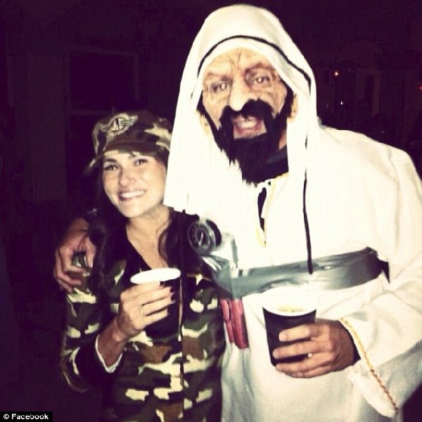 里根孫女網(wǎng)上曬與“人彈”勾肩搭背照 南希大動肝火