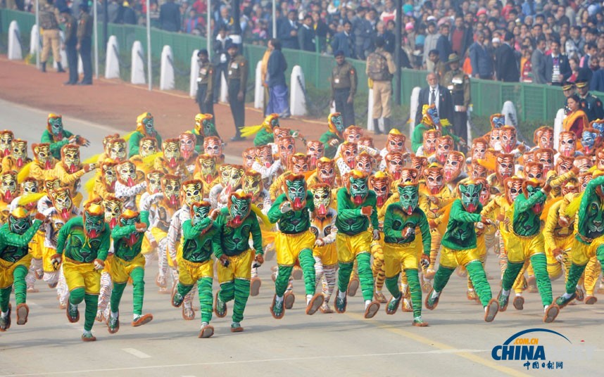 印度閱兵式展先進武器 安倍出席保安持槍護衛