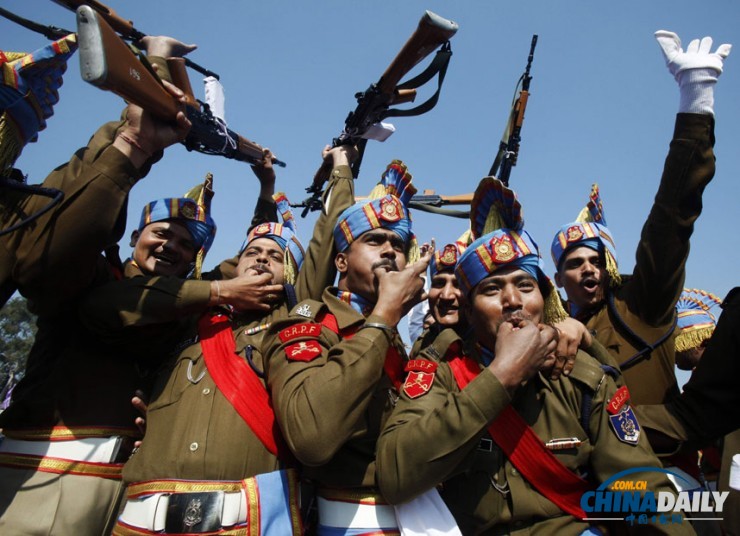 印度閱兵式展先進武器 安倍出席保安持槍護衛