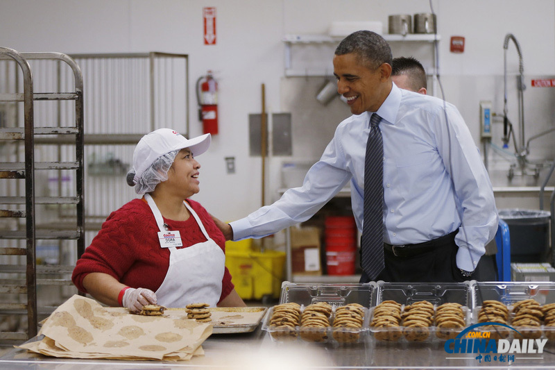 奧巴馬參觀超市秀親民 承諾將提高最低工資標(biāo)準(zhǔn)