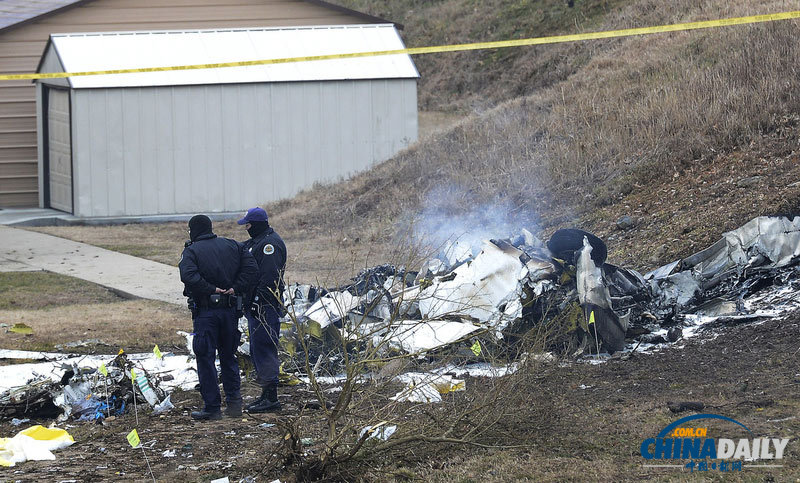 美一架小型飛機停車場墜毀 機上一家四口全部遇難
