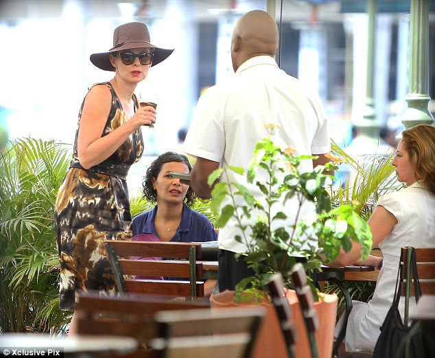 法前第一情侶獨行記：奧朗德單身訪美 瓦萊麗海灘療傷