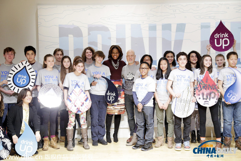 米歇爾與學(xué)生互動(dòng)推廣喝水減肥 遭背后“偷拍”