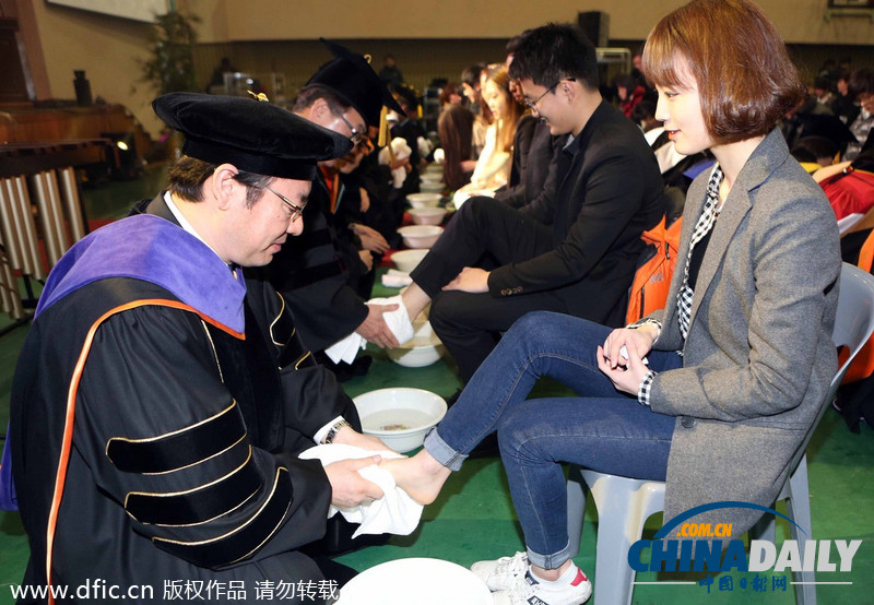 韓國大學(xué)校長教授為學(xué)生集體洗腳表達關(guān)愛(圖)