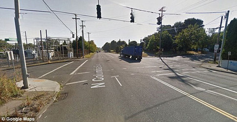 美國裸男馬路上做俯臥撐 被撞身亡