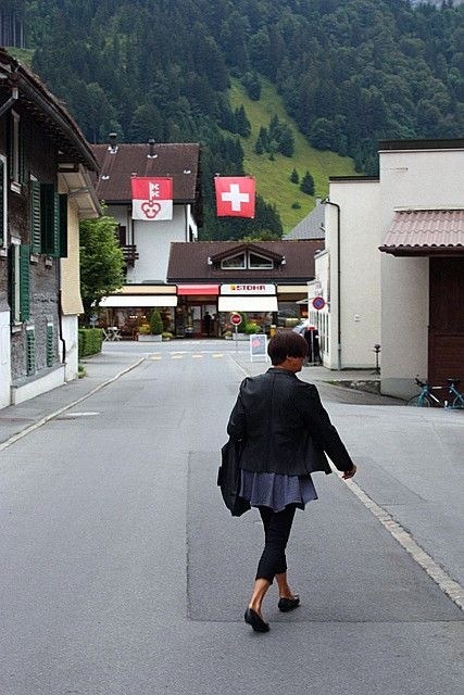 逛步行街喝咖啡 瑞士農村人竟這樣生活