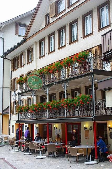 逛步行街喝咖啡 瑞士農村人竟這樣生活