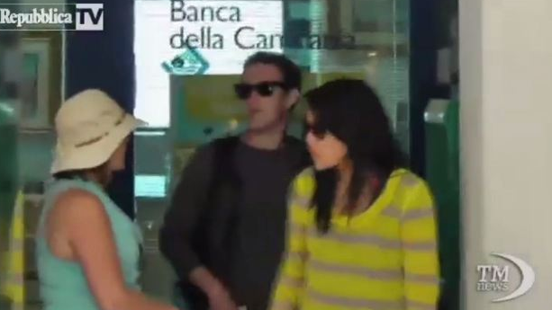 臉譜網股價再跌個人財富縮水 ATM機取不出錢扎克伯格蜜月很尷尬