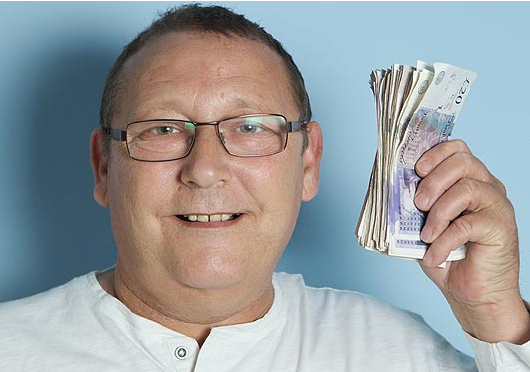 英國(guó)老人跌倒1000英鎊隨風(fēng)飄 20名青年拾金不昧好感人