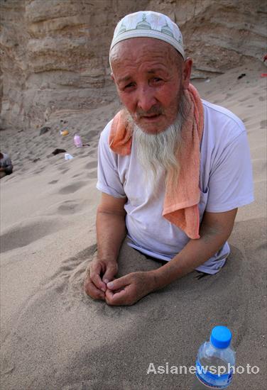 Hot sand treatment popular in Xinjiang