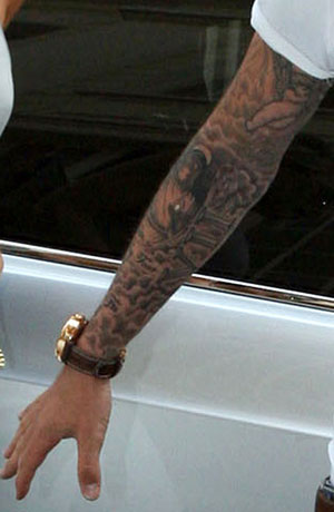 小貝在為性感嬌妻慶祝生日之際，也首次公開展露了自己右臂上新刺的“恐怖”紋身