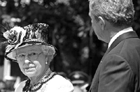 布什再“秀”口誤 險讓女王增老200歲