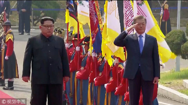 歷史時刻!金正恩跨過“三八線”與文在寅握手,還帶上了冷面!