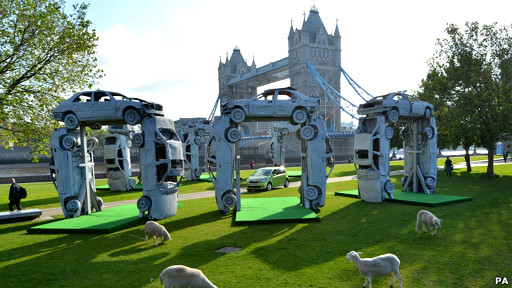 英藝術家用殘車布陣迎夏至