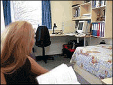 業(yè)主趁火打劫 學(xué)生住宿費(fèi)飆升