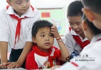 抗震小英雄林浩在滬入學 面對記者“耍大牌”