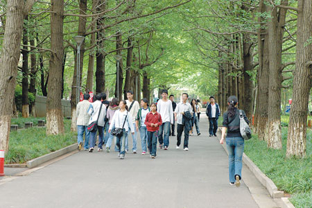 班級(jí)“特務(wù)”:牙磣了一滿杯的純真