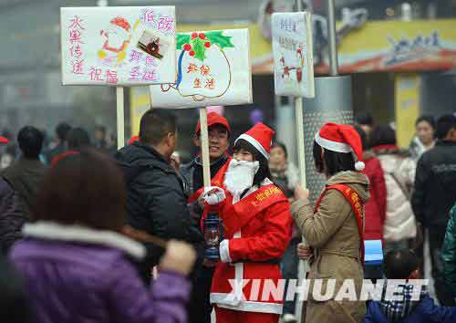 大學生“圣誕老人”倡導“低碳生活”