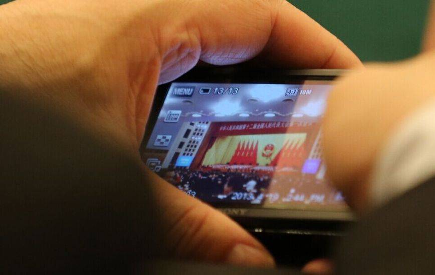 兩會花絮：攝影師捕捉代表們的手機(jī)