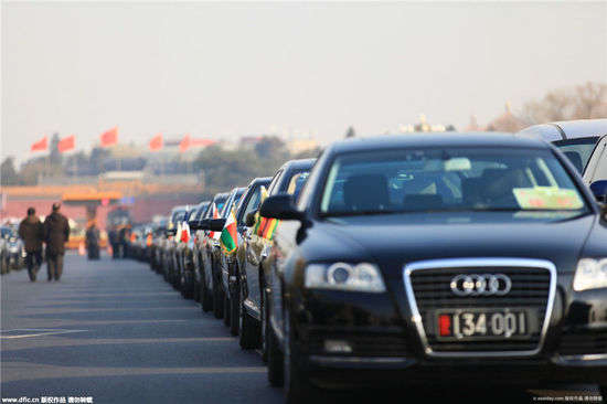 兩會花絮:外長萌手勢 姚明萌表情