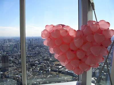 日本丈夫公共場(chǎng)合向妻子大聲表愛