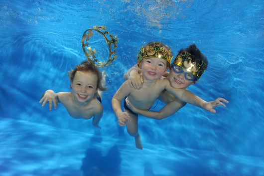 圣誕寶寶水下游泳照