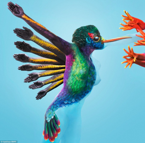 英藝術家創作人體彩繪 以鳥喻人栩栩如生