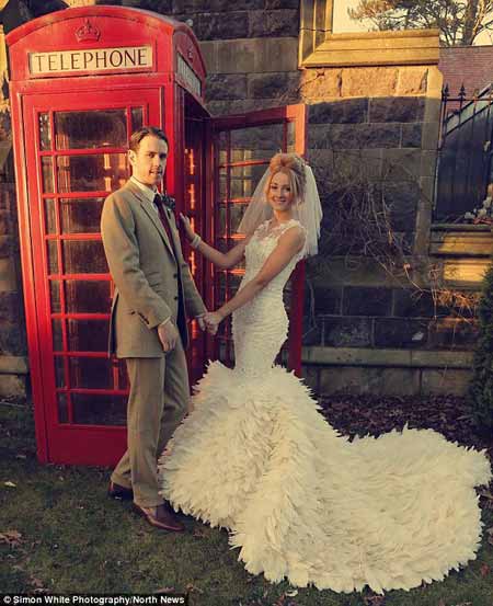 英國(guó)新娘用鵝毛打造夢(mèng)幻嫁衣