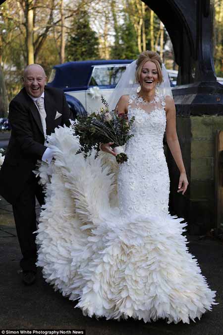 英國新娘用鵝毛打造夢幻嫁衣