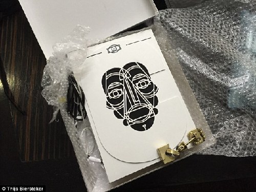 荷蘭推出新型書皮：想看書？不能有表情