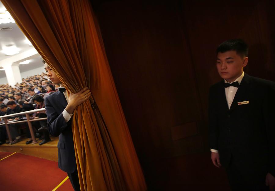 全國兩會新增禮儀男 “小鮮肉”賽過“中國紅”