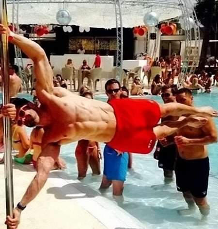 網絡新風潮:肌肉男做人體旗