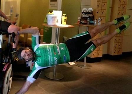 網(wǎng)絡(luò)新風(fēng)潮：肌肉男做人體旗