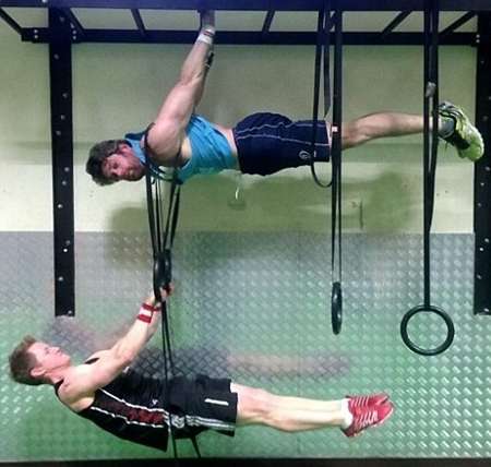 網(wǎng)絡(luò)新風(fēng)潮：肌肉男做人體旗