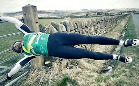 網(wǎng)絡(luò)新風(fēng)潮：肌肉男做人體旗