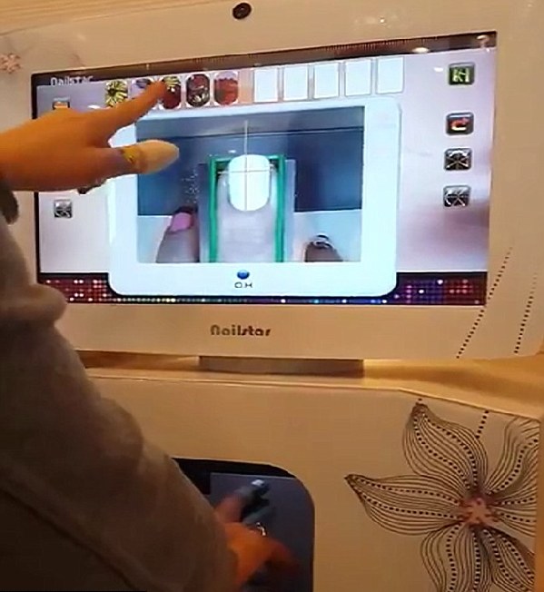 自動美甲機:噴涂秒速完成
