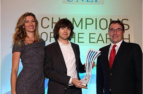 17歲時少年決定把海洋洗凈,現在21歲的他做到了