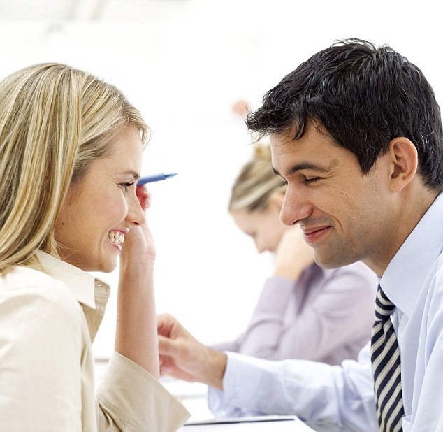 看臉的世界:顏值高的人講笑話“笑”果更好