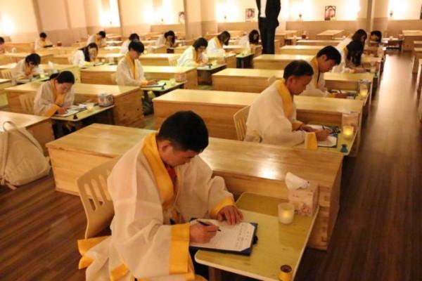 韓國(guó)“死亡體驗(yàn)” 木棺中治抑郁