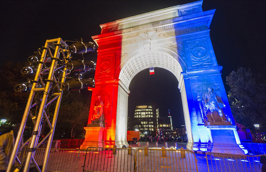 各國哀悼巴黎恐襲 地標亮“法國色”