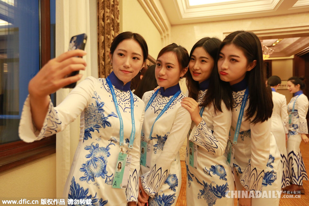 美女大學生穿青花瓷旗袍亮相互聯網大會