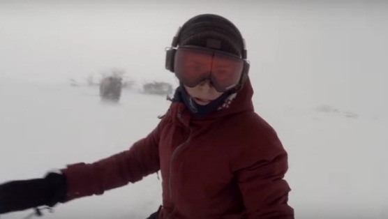 現實版“荒野獵人”：滑雪女子被熊尾隨毫不知情