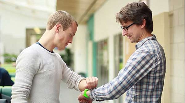 黑科技:手機貼手機就能充電