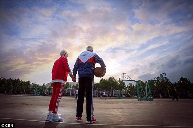 河北九旬老夫妻拍時(shí)尚大片慶祝結(jié)婚64年（組圖）