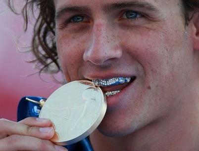 為何奧運(yùn)選手愛(ài)咬金牌？