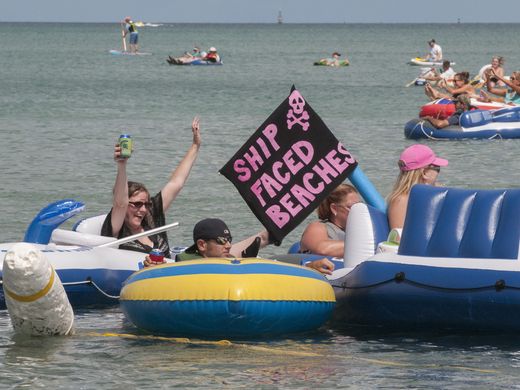 美千人漂流被狂風“吹入”加拿大